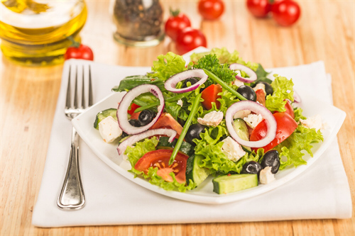 Griechischer Salat auf Teller